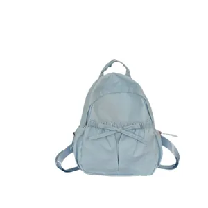 Lichtblauwe nylon rugzak met schattige strik, lichte veelzijdige studententas voor dagelijks gebruik.