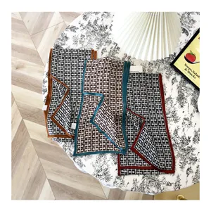 Foulard étroit en soie à motif géométrique carré, élégant long foulard pour femmes en détail.