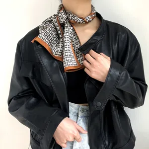 Foulard skinny en soie pour femme avec imprimé lettre géométrique et bordure contrastée.