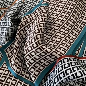 Foulard en soie de luxe pour femme, élégant motif monogramme géométrique avec bordure.