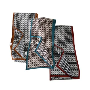 Foulard skinny en soie pour femme, élégant foulard long imprimé géométrique avec bord contrasté.
