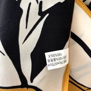 Detalle de bufanda de seda con etiqueta de 100% seda de morera y textura premium calidad.