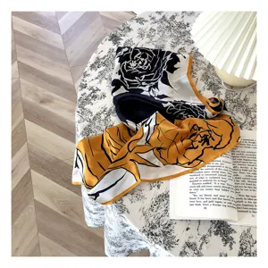 Vista detallada del pañuelo de seda vintage francés con estampado de rosas en negro y amarillo.