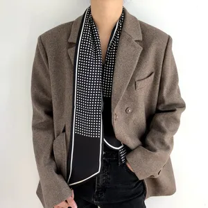Élégant long foulard noir et blanc à pois pour femmes, parfait pour les tenues de printemps.