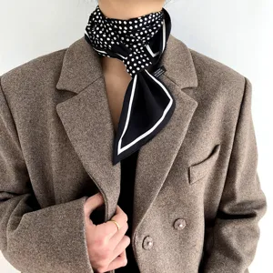 Élégant foulard de cou en soie à pois noirs et blancs avec bordure chic pour femme.