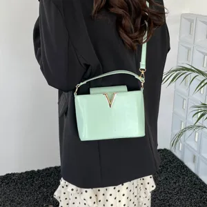 Élégant sac bandoulière seau vert menthe pour femmes, sac cabas stylé à logo V.