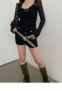 Dettaglio cintura leopardata con strass e fibbia in cristallo scintillante e design alla moda.
