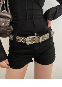 Dettaglio della cintura leopardata con strass che mostra cristalli brillanti e alla moda.