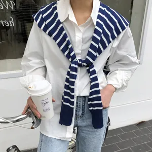Vue détaillée d'une chemise blanche élégante de style coréen avec châle en tricot rayé.