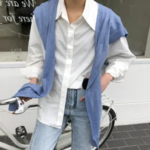 Châle en tricot chic associé à une chemise blanche, idéal pour le printemps et l'été.