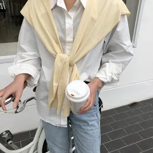 Chemise blanche style coréen décontracté avec châle en tricot jaune pour un look printanier.