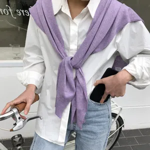 Pull écharpe en tricot de style coréen et chemise blanche superposition tenue haut chic.