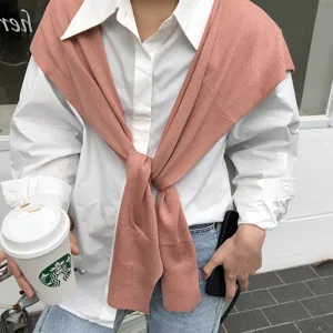 Détail d'un châle en tricot coréen superposé avec chemise blanche mode de printemps.