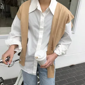 Ensemble chic de châle en tricot style coréen avec chemise blanche, tenue élégante et confortable.