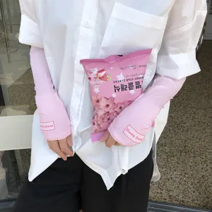 Gros plan détail des manchons de refroidissement roses avec impression, tissu doux anti-UV.