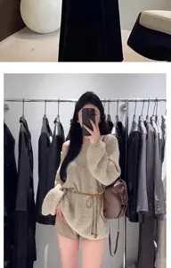 Gedetailleerd shot van etnische gevlochten tailleceintuur gestyled met fijne trui.