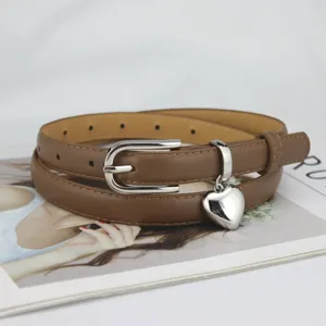 Stylischer brauner Ledergürtel mit Silberschnalle und Herzanhänger für Damen Jeans.