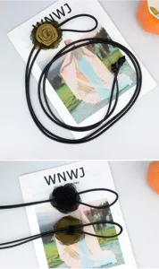 Sottile cintura in pelle nera da donna, elegante accessorio per abito con fiore lunghezza regolabile.