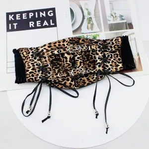Detalle en primer plano del cinturón corsé ancho con estampado de leopardo, cordones y hebillas.