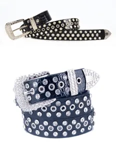 Gros plan sur la ceinture en cuir noir strassée avec des cristaux étincelants et une boucle en métal.