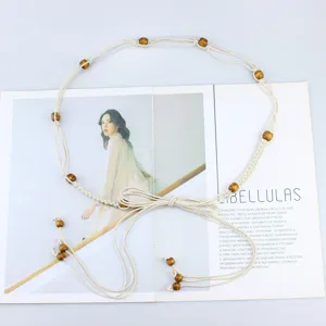 Gevlochten smalle riem voor vrouwen met houten kralen en kwastjes, beige taillekoord.