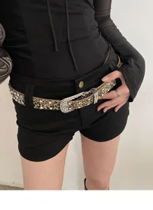 Primo piano della cintura leopardata con strass da donna con fibbia di cristallo scintillante.