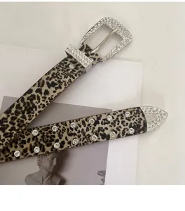 Vista dettagliata della cintura da donna leopardata in strass con fibbia in cristallo e borchie.