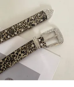 Vista dettagliata cintura larga donna leopardata strass moda con fibbia cristallo brillante.