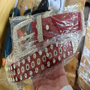 Femme ceinture en cuir strass rouge boucle ardillon cristaux brillants accessoire détail
