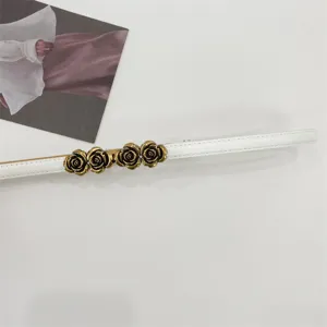 Cinturón fino blanco con hebilla de detalle de flor rosa de bronce vintage para vestidos.