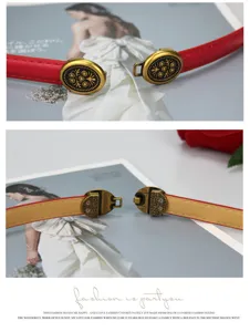 Detailansicht des stilvollen roten schmalen Taillengürtels mit antiker floraler Metallschnalle.