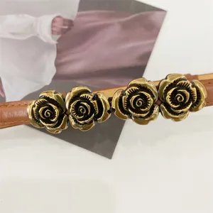 Cinturón fino de cuero marrón con hebillas de metal de rosas de cobre vintage para mujer