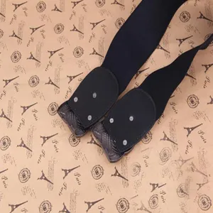 Vista muy detallada del cinturón elástico negro para mujer con accesorios metálicos.