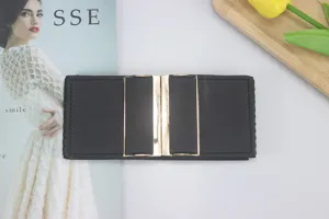 Primer plano de un cinturón elástico negro ancho con una elegante hebilla de metal dorado.