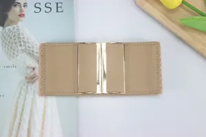 Ancho cinturón elástico caqui con hebilla de metal, accesorio elegante para vestidos y abrigos.