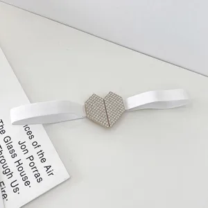 Hermoso cinturon elastico blanco para mujer con hebilla de corazon de estrass brillante.