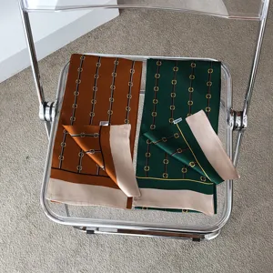Élégante longue écharpe en soie avec imprimé chaîne classique, ruban satiné de luxe.