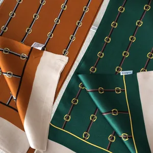 Gros plan détaillé du foulard en soie de luxe avec imprimé chaîne et mors élégant.