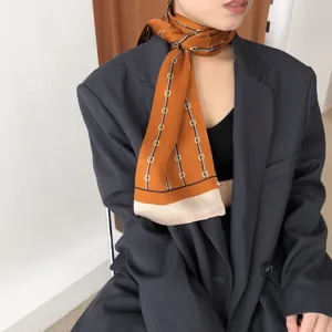 Foulard en soie pour femme, élégante écharpe longue orange avec imprimé chaîne et satin.