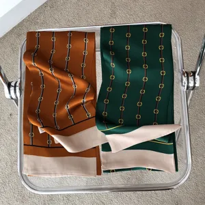 Foulard long en soie luxueux avec imprimé mors de chaîne classique, satin élégant pour femmes.