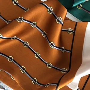 Gros plan sur un foulard en soie de luxe avec motif élégant de chaîne et ceinture, satin lisse.