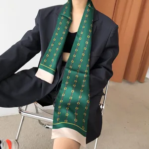 Élégant foulard en soie verte avec motif de chaîne dorée, ruban de cou de luxe pour femmes.