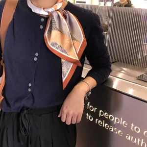 Λεπτομέρεια από ένα κομψό συνθετικό μεταξωτό φουλάρι με εντυπωσιακό σχέδιο βουνού.