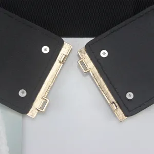 Cinturón elástico ancho negro con hebilla metálica dorada para vestido de moda elegante.