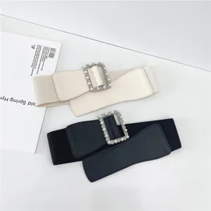Large ceinture élastique femme avec boucle carrée perlée, accessoire de robe et manteau chic.