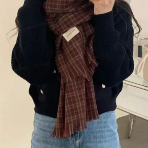 Klassischer Karo-Winterschal mit Fransen, kuscheliges Tartan-Muster für Damen und Mädchen.