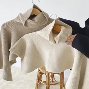 Strick Rollkragen Cape Detail, weiche Ripptextur, warmes Winter Layering Accessoire, elegant.