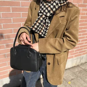 Modischer Karo-Knit-Schal für den Winter kombiniert mit lässigem Cord-Blazer für den Alltag.