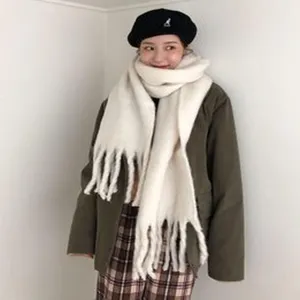 Detailansicht des dicken, weißen Fransen-Knüpfschals für den Winter, kuschelig und warm.