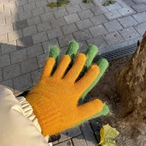 Detailansicht weicher, flauschiger Strick-Fingerlos-Handschuhe im Freien, ideal für den Winter.